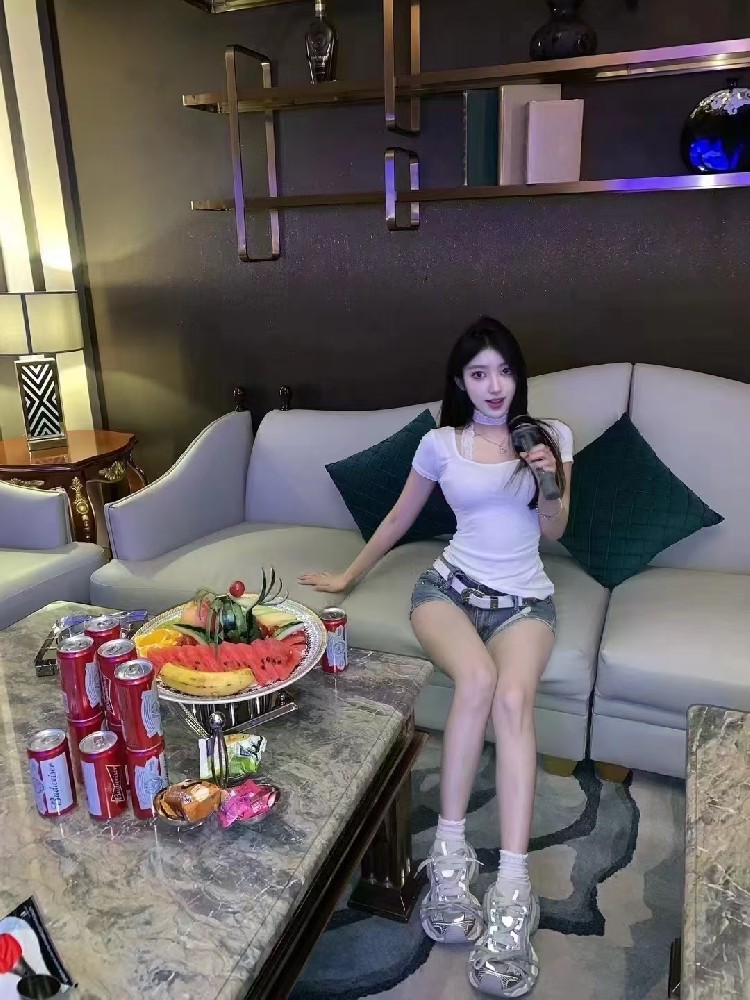 《南昌之夜首席商务会客厅KTV：喧嚣中的温暖邀约》
